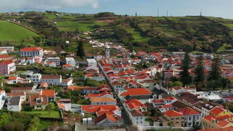 Filmische-Luftdrohnenaufnahme-Der-Malerischen-Stadt-Horta-Auf-Der-Insel-Faial,-Azoren-–-Portugal