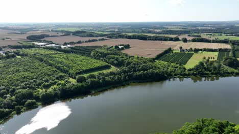 Campos-De-Cereales-Y-Bosques-Que-Rodean-El-Lago-Vallum-En-Djursland-Cerca-De-Aarhus-En-Dinamarca---Antena