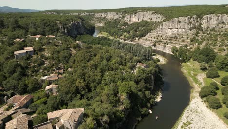 Ardèche-Flusstal-Schlucht-Balazuc-Südfrankreich-Schöne-Luftlandschaft-Sommer