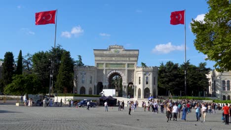 Passanten-Auf-Dem-Beyazit-Platz-Mit-Dem-Eingang-Der-Universität-Istanbul-Im-Hintergrund,-Türkei