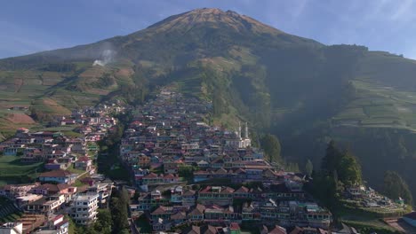 Vista-Aérea-De-La-Pequeña-Ciudad-De-Dusun-Butuh,-También-Llamada-Nepal-Van-Java.