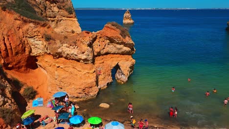 Descubriendo-Las-Formaciones-Rocosas-En-La-Playa-Do-Camilo,-Algarve,-Lagos,-Portugal