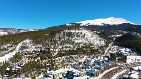 Captivating-drone-footage-from-above-the-edge-of-the-city-into-the-mountainside-of-Breckenridge,-Colorado