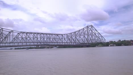 El-Puente-Howrah-Es-Un-Puente-Voladizo-Construido-Por-La-Compañía-Británica-De-Las-Indias-Orientales-En-1943.