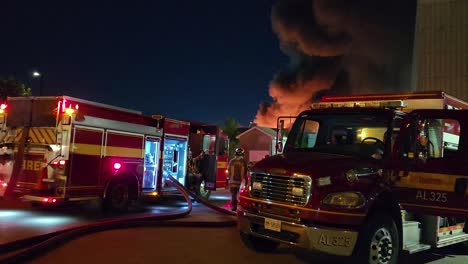 Feuerwehrleute-Arbeiten-Hart-Als-Team,-Um-Den-Fabrikbrand-In-Der-Nacht-Unter-Kontrolle-Zu-Bringen