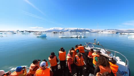 boat-excursion-in-the-glacial-lagoon-of-iceland