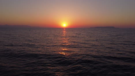Goldener-Sonnenuntergang-über-Dem-Meer,-Luftdrohnenflug-Vorwärts-Zur-Sonne