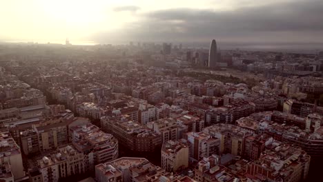 Eine-Filmische-Sonnenuntergangsansicht-Der-Stadt-Barcelona-Mit-Dem-Turmgebäude-Torre-Agbar-In-Der-Ferne