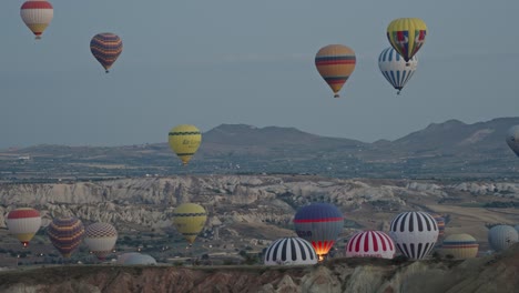 Popular-tourist-activity-of-hot-air-ballooning-in-Cappadocia,-Turkey