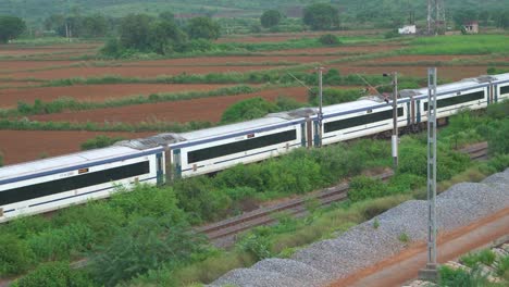 Nahaufnahme-Des-Vande-Bharat-Schnellzuges,-Der-Sich-Schnell-Auf-Einer-Eisenbahnstrecke-In-Gwalior,-Indien,-Bewegt