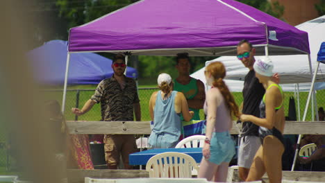 Menschen-Und-Zelte-Beim-Sommerschwimmwettbewerb-In-Siloam-Springs,-Arkansas,-Vereinigte-Staaten