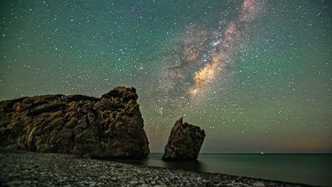 Vía-Láctea-Moviéndose-En-El-Cielo-Nocturno-Con-Estrellas-Fugaces-Y-Cometas-Pasando
