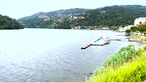 Kleine-Boote-Machten-An-Einem-Bewölkten-Tag-In-Baião,-Portugal,-An-Einem-Malerischen-Flussdock-Fest