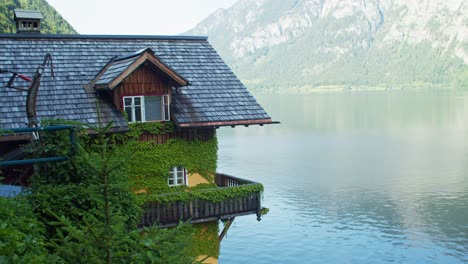 Fairytale-Town-in-Austria,-Hallstatt-typical-Austrian-house-by-peaceful-lake