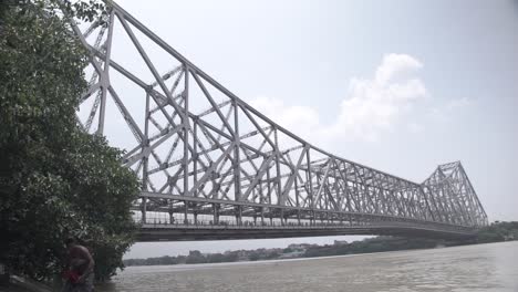 Howrah-Bridge-Ist-Eine-Freitragende-Brücke,-Die-1943-Von-Der-British-East-India-Company-Gebaut-Wurde
