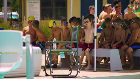 Un-Grupo-De-Niños-Jóvenes-Nadando-Se-Reúnen-Durante-El-Verano-En-Siloam-Springs,-Arkansas,-Estados-Unidos
