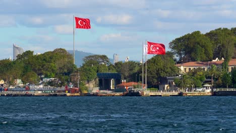 La-Bandera-De-Turquía-Ondeando-Al-Viento-Sobre-El-Estrecho-Del-Bósforo,-Estambul,-Turquía