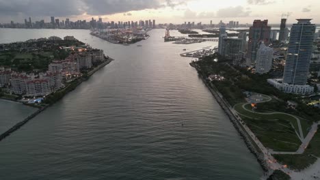 Miami-Skyline-Aus-Der-Luft,-Südstrand-Und-Innenstadt-In-Der-Ferne-Bei-Sonnenuntergang