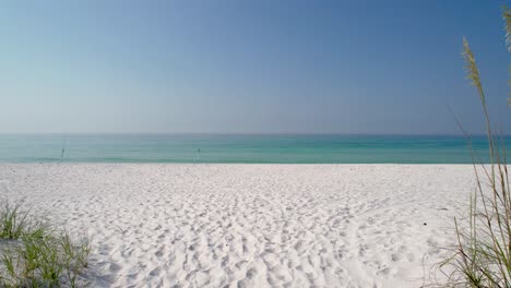 Ein-Spaziergang-Zu-Den-Sanddünen-Mit-Seehafer-Am-Weißen-Sandstrand-Von-Pensacola,-Florida,-Am-Klaren-Wasser-Des-Golfs-Von-Mexiko-An-Einem-Strahlend-Sonnigen-Sommertag