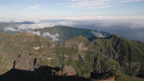 Drohnenaufnahmen,-Die-Die-Wolkenumkehr-In-Pico-Ruivo-Einfangen-–-Ilha-Da-Madeira-–-Portugal-4K-Kinoaufnahme