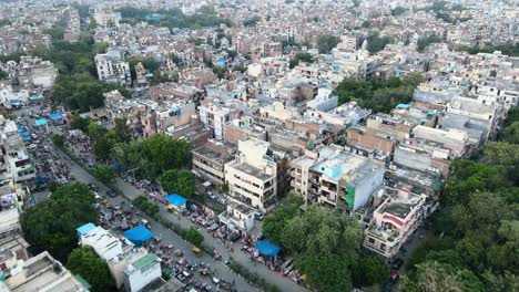 4K-Luftaufnahmen-Vom-Sonntagsmarkt-In-Den-Wohnvororten-Von-Neu-Delhi-An-Einem-Wunderschönen-Tag,-Während-Sie-über-Dächer,-Straßen,-Parks-Und-Märkte-In-Indien-Gleiten