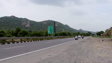 El-Vídeo-De-La-Carretera-Nacional-Con-Un-Vehículo-Pasando-Por-La-Mañana-Se-Tomó-En-Ajmer-Rajasthan,-India,-El-19-De-Agosto-De-2023.