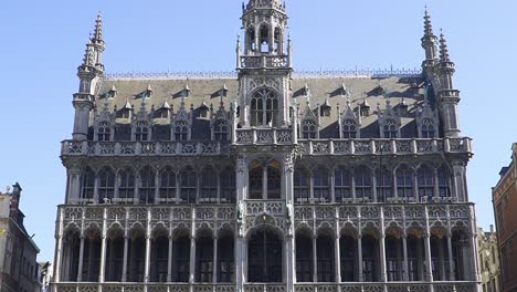 Panning-down-shot-of-the-Maison-du-Roi-on-the-brussels-grand-place-square-during-sunny-day
