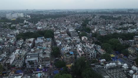 4K-Luftaufnahmen-Eines-Lokalen-Marktes-In-Den-Wohnvororten-Von-Neu-Delhi-An-Einem-Wunderschönen-Tag,-Während-Sie-über-Dächer,-Straßen,-Parks-Und-Märkte-In-Indien-Gleiten