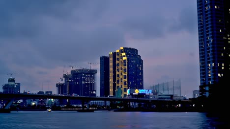 Entlang-Der-Ufer-Des-Saigon-Flusses-Findet-Man-Zahlreiche-Wohnprojekte-Und-Andere-Moderne-Infrastruktur,-Die-Sowohl-Einheimischen-Als-Auch-Besuchern-Bequemlichkeit,-Komfort-Und-Augenschmaus-Bieten