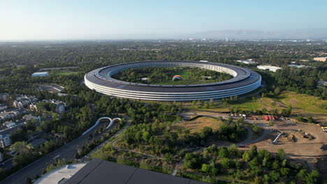 Aerial-View-of-Futuristic-'Spaceship'-Landmark-and-Apple-Park-in-Cupertino,-San-Jose,-California