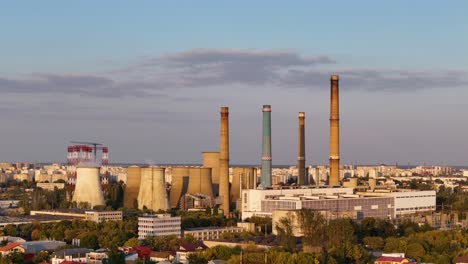 Rotierende-Luftaufnahme-über-Einem-Kohlekraftwerk-Bei-Sonnenuntergang,-Umweltverschmutzung,-Globale-Erwärmung