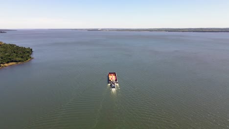 Flussboot,-Das-Auf-Dem-Riesigen-Fluss-Paraná-Segelt,-Der-Die-Grenze-Zwischen-Argentinien-Und-Paraguay-Bildet