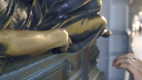 Male-hand-touching-the-statue-of-love-"Everard-'T-Serclaes"-in-the-center-of-Brussels