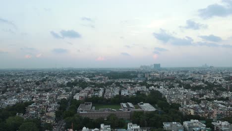 4K-Luftaufnahmen-Von-Wohnvororten-In-Neu-Delhi-An-Einem-Wunderschönen-Tag,-Während-Sie-über-Dächer,-Straßen,-Parks-Und-Märkte-In-Indien-Gleiten