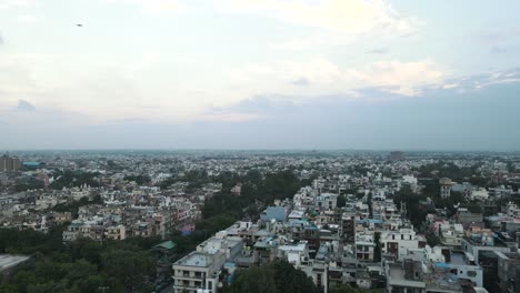 4K-Luftaufnahmen-Von-Wohnvororten-In-Neu-Delhi-An-Einem-Wunderschönen-Tag,-Während-Sie-über-Dächer,-Straßen,-Parks-Und-Märkte-In-Indien-Gleiten