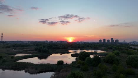 Seitenansicht-Der-Drohnenansicht-über-Das-Vacaresti-Delta-Bei-Sonnenuntergang,-Bukarest,-Rumänien