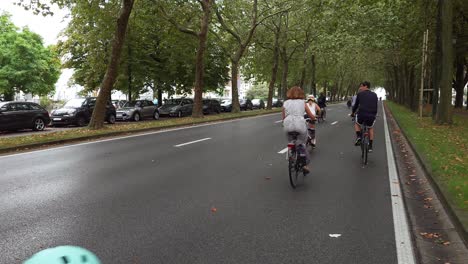 Personas-De-Todas-Las-Edades-Conduciendo-La-Bicicleta-En-El-Domingo-Sin-Coches-En-Bruselas,-Bélgica