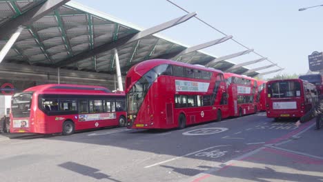 Bahnhof-Voller-Geparkter-Londoner-Busse