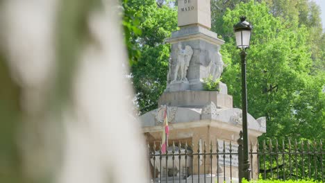Aufschlussreiche-Dolly-Aufnahme-Mit-Eingezäunter-Statue-In-Madrid,-Spanien