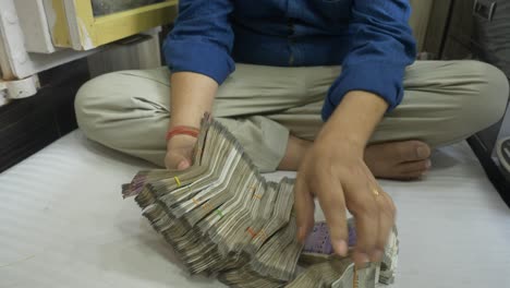 Ein-Geschäftsmann-Zählt-Stapel-Indischer-Banknoten,-Bargeld-In-Der-Hand,-Viel-Bargeld,-Weitwinkelaufnahme
