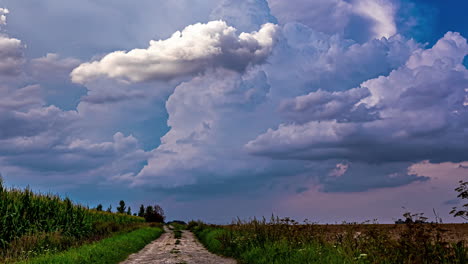 Cúmulos-Cloudscape-Moviéndose-Sobre-Camino-Rural-Durante-El-Día-Tormentoso