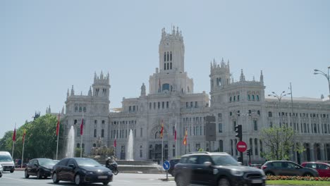 Rápida-Inclinación-Hacia-Abajo-Desde-El-Cielo-Hasta-El-Ornamentado-Palacio-Gótico-De-Cibeles-En-Madrid