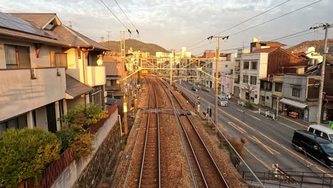 Vías-De-Tren-Junto-A-Una-Autopista-En-La-Prefectura-De-Onomichi-Hiroshima.
