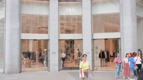 Shoppers-are-seen-at-the-Spanish-multinational-clothing-design-retail-company-by-Inditex,-Zara,-store