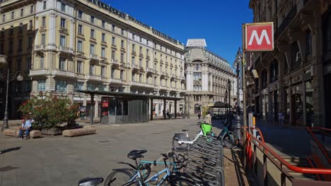 Statische-Ansicht-Der-Innenstadt-Von-Mailand-Mit-Geparkten-Fahrrädern-Und-U-Bahn-Von-Passanten