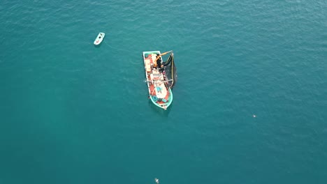 Fliegen-Sie-über-Einem-Fischtrawler,-Der-Ihr-Netz-Voller-Sardinen-Im-Offenen-Mittelmeer-In-Algerien-Zieht
