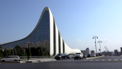 Busy-intersection-next-to-the-imposing-Heydar-Aliyev-Center-in-Baku,-Azerbaijan
