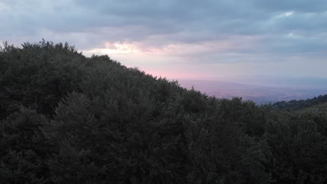 Drohnenvideo,-Das-über-Dichten-Wald-Aufsteigt-Und-Eine-Wunderschöne-Weitwinkelaufnahme-Des-Sonnenuntergangs-Zeigt