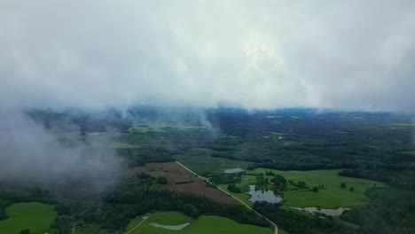 Vista-De-Drones-De-Nubes-De-Bajo-Nivel-Sobre-El-Campo.