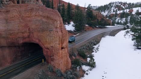 Malerische-Fahrt-Durch-Einen-Natürlichen-Sandsteintunnel-Im-Winter-Im-Bryce-Canyon-Nationalpark-In-Utah,-USA